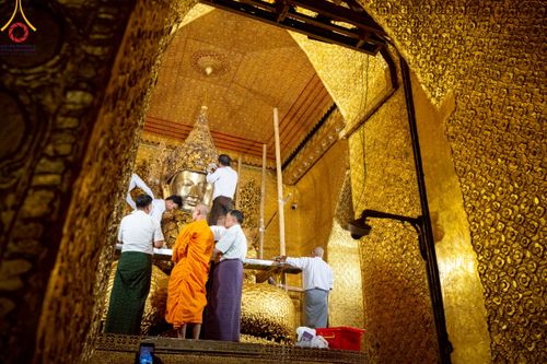 ภาพ No.220401:วันที่ 17 เมษายน พ.ศ. 2568 ผู้แทนวัดพระธรรมกาย ลงพื้นที่เยียวยา ซับน้ำตาเหยื่อแผ่นดินไหวมัณฑะเลย์
