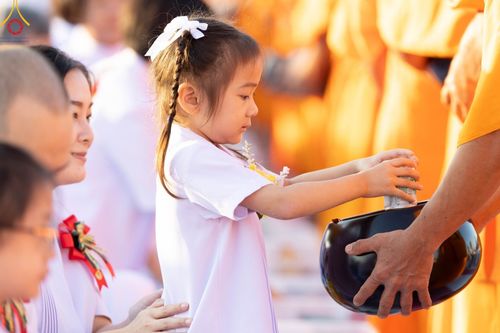 ภาพ No.105342:พิธีตักบาตรฉลองพระบวชใหม่ รุ่นบูชาธรรมมหาปูชนียาจารย์ และต้อนรับศักราชใหม่ วันจันทร์ที่ 1 มกราคม พ.ศ. 2567 ณ ลานธรรมพระมหาธรรมกายเจดีย์ วัดพระธรรมกาย