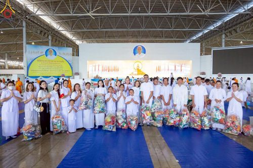 ภาพ No.222097:วันที่ 4 พฤษภาคม พ.ศ. 2568 พิธีตักบาตร เนื่องในวันอาทิตย์ต้นเดือน ณ บ้านแก้วเรือนทองคุณยายฯ วัดพระธรรมกาย