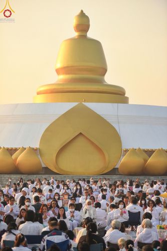 ภาพ No.201125:พิธีตักบาตรพระธรรมยาตรา ณ อนุสรณ์สถานลำดับที่ 5 สถานที่เผยแผ่วิชชาธรรมกายครั้งแรก อนุสรณ์สถานบางปลา วัดบางปลา อำเภอบางเลน จังหวัดนครปฐม ในโครงการธรรมยาตรา กตัญญูบูชา มหาปูชนียาจารย์ พระมงคลเทพมุนี(สด จนฺทสโร) พระผู้ปราบมาร อนุสรณ์สถาน 7 แห่ง ปีที่ 13