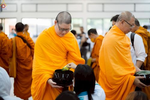 ภาพ No.243157:วันพฤหัสบดีที่ 4 กันยายน พ.ศ. 2568 เวลา 07.00-08.15 น. มหาวิทยาลัยเกษตรศาสตร์ กำแพงแสน ร่วมทำบุญตักบาตร Freshy KU85 พระสงฆ์ 85 รูป