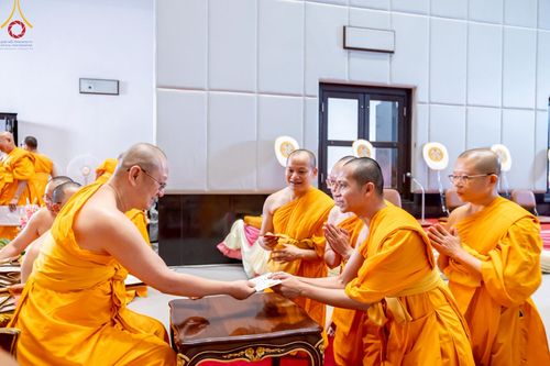 ภาพ No.214869:พิธีต้อนรับสัญญาบัตร พัดยศ พระราชวิเทศวชิรเวที (บัณฑิต วรปญฺโญ) เจ้าอาวาสวัดพระธรรมกายสกอตแลนด์ สหราชอาณาจักร ผู้ช่วยเจ้าอาวาสวัดพระธรรมกาย ณ อุโบสถพระไตรปิฏก วัดพระธรรมกาย