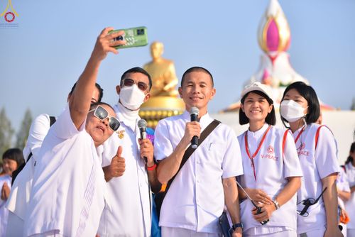 ภาพ No.110342:พิธีตักบาตรพระธรรมยาตราฯ ในโครงการธรรมยาตรากตัญญูบูชา มหาปูชนียาจารย์ พระมงคลเทพมุนี(สด จนฺทสโร) พระผู้ปราบมาร ปีที่ 12 ณ อนุสรณ์สถานลำดับที่ 2 สถานที่ตั้งมโนปณิธานบวชตลอดชีวิต อนุสรณ์สถานบางนางแท่น จ.นครปฐม วันที่ 11 มกราคม พ.ศ. 2567