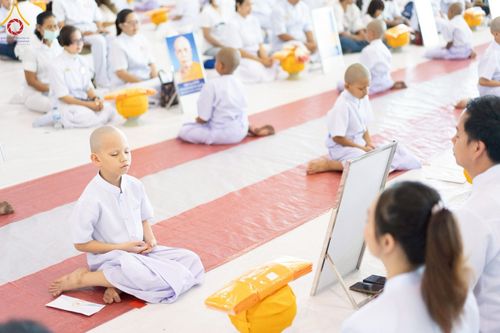 ภาพ No.215049:วันเสาร์ที่ 5 เมษายน พ.ศ. 2568 พิธีเวียนประทักษิณรอบพระมหาธรรมกายเจดีย์  พิธีวันทาเจดีย์ พิธีขอขมาและมอบผ้าไตร ในโครงการบรรพชาสามเณรฟื้นฟูพระพุทธศาสนาทั่วไทย , โครงการหน่อแก้วเปรียญธรรม รุ่นที่ 13 ,  โครงการสามเณรยุวธรรมทายาท รุ่นที่ 33 , โครงการสามเณรมั