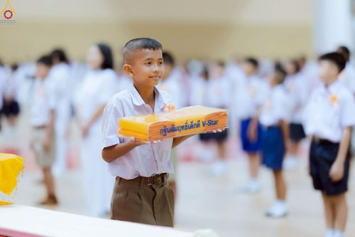 ภาพ No.246015:วันเสาร์ที่ 13 กันยายน พ.ศ. 2568 พิธีมอบผ้าไตรประธานกฐินสัมฤทธิ์เด็กดี V-Star ณ สภาธรรมกายสากล วัดพระธรรมกาย