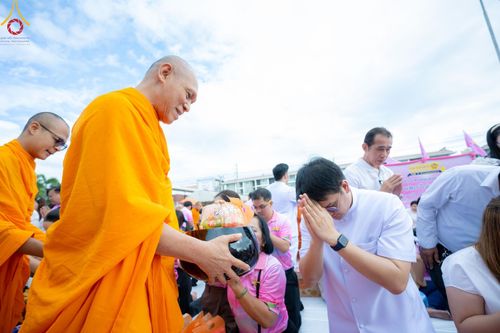 ภาพ No.150899:พิธีเจริญพระพุทธมนต์ และทำบุญตักบาตรแด่คณะสงฆ์ จำนวน 121 รูป เนื่องในโอกาสฉลองครบรอบ 120 ปี อำเภอคลองหลวง จังหวัดปทุมธานี เพื่อถวายเป็นพุทธบูชา ช่วยเหลือผู้ประสบความเดือดร้อนจากอุทกภัย และคณะสงฆ์ 323 วัด 4 จังหวัดชายแดนภาคใต้ วันเสาร์ที่ 31 สิงหาคม พ.ศ. 