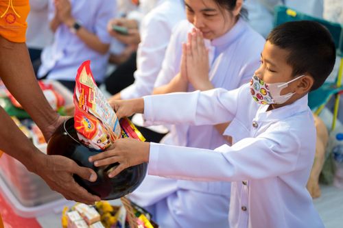 ภาพ No.107474:พิธีตักบาตรพระธรรมยาตราฯ ในโครงการธรรมยาตรากตัญญูบูชา มหาปูชนียาจารย์ พระมงคลเทพมุนี(สด จนฺทสโร) พระผู้ปราบมาร ปีที่ 12 ณ อนุสรณ์สถานมหาวิหารพระมงคลเทพมุนี อ.สองพี่น้อง จ.สุพรรณบุรี วันที่ 7 มกราคม พ.ศ. 2567