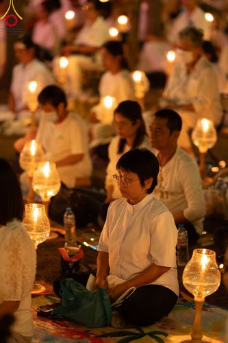 ภาพ No.107215:พิธีจุดประทีปถวายเป็นพุทธบูชา และบูชาธรรมมหาปูชนียาจารย์ ในโครงการธรรมยาตรากตัญญูบูชา มหาปูชนียาจารย์ พระมงคลเทพมุนี(สด จนฺทสโร) พระผู้ปราบมาร  อนุสรณ์สถาน 7 แห่ง ปีที่ 12  วันที่ 6 มกราคม พ.ศ. 2567 ณ อนุสรณ์สถานมหาวิหารพระมงคลเทพมุนี อ.สองพี่น้อง จ.สุพร
