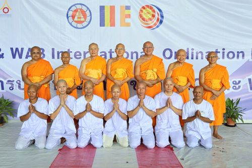 ภาพ No.230876:วันที่ 28 มิถุนายน พ.ศ. 2568 พิธีตัดปอยผมและปลงผม โครงการบวชพระนานาชาติ AEC & WAB รุ่นที่ 9 ณ วิหารคด 2 วัดพระธรรมกาย