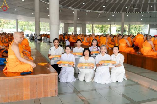 ภาพ No.205780:พิธีสวดพระพุทธมนต์ และถวายภัตตาหารเมนูสวรรค์แด่พระภิกษุ สามเณร วันจันทร์ที่ 3 กุมภาพันธ์ พ.ศ. 2568 ณ หอฉันคุณยายอาจารย์ฯ วัดพระธรรมกาย