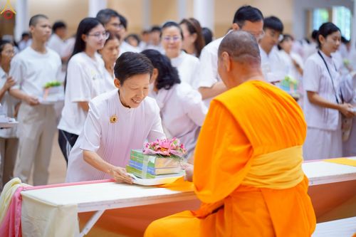 ภาพ No.225444:วันอาทิตย์ที่ 18 พฤษภาคม พ.ศ. 2568 พิธีร่วมบุญการศึกษา พระภิกษุ สามเณร ณ ห้องแก้วสารพัดนึก 2 วัดพระธรรมกาย