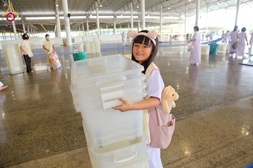 ภาพ No.215224:วันอาทิตย์ต้นเดือนที่ 6 เมษายน พ.ศ. 2568 พิธีตักบาตรข้าวสารอาหารแห้ง ณ บ้านแก้วเรือนทองคุณยาย สภาธรรมกายสากล วัดพระธรรมกาย