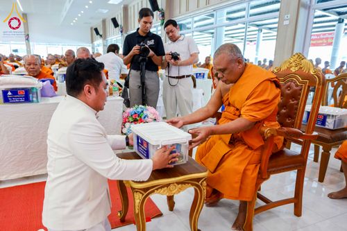 ภาพ No.313766:วันเสาร์ที่ 14 มีนาคม พ.ศ. 2569 พิธีตักบาตรแด่คณะสงฆ์ 323 วัด 4 จังหวัดชายแดนภาคใต้ พิธีถวายสังฆทานแด่คณะสงฆ์ 323 วัด ปีที่ 22 ครั้งที่ 183 พิธีมอบกองทุนหนุนแรงใจช่วยครูใต้ ปีที่ 19 ครั้งที่ 146 และพิธีทำบุญอุทิศส่วนกุศลให้ผู้วายชนม์ ณ ศูนย์ปฏิบัติธรรมภา