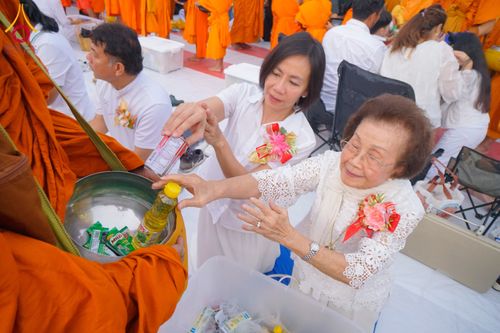 ภาพ No.284708:วันอาทิตย์ที่ 14 ธันวาคม พ.ศ.2568  พิธีทำบุญเมืองสุราษฎร์ธานี 110ปี และพิธีตักบาตรพระสงฆ์ 1,110 รูป  ณ บริเวณริมน้ำวัดกลาง (เก่า) ถนนบ้านดอน ตำบลตลาดใหม่ อำเภอเมือง จังหวัดสุราษฎร์ธานี