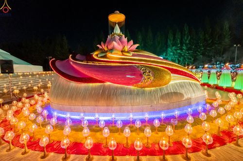 ภาพ No.292179:วันที่ 10 มกราคม พ.ศ. 2569 พิธีจุดประทีปถวายเป็นพุทธบูชา และบูชาธรรมมหาปูชนียาจารย์  ณ อนุสรณ์สถานคลองบางนางแท่น อ.สามพราน จ.นครปฐม ในโครงการธรรมยาตรา กตัญญูบูชา มหาปูชนียาจารย์ พระมงคลเทพมุนี(สด จนฺทสโร) พระผู้ปราบมาร อนุสรณ์สถาน 7 แห่ง ปีที่ 14