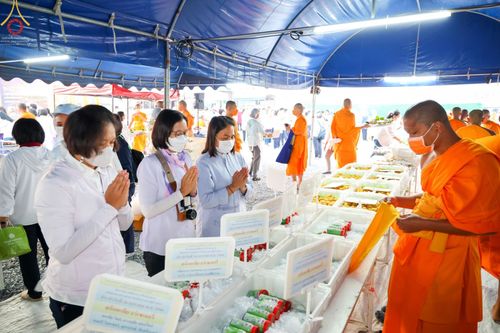 ภาพ No.74415:พิธีถวายภัตตาหารเป็นสังฆทาน แด่คณะพระธรรมยาตราฯ ในโครงการธรรมยาตรากตัญญูบูชา มหาปูชนียาจารย์ พระมงคลเทพมุนี(สด จนฺทสโร) พระผู้ปราบมาร อนุสรณ์สถาน 7 แห่ง ปีที่ 11 วันที่ 26 มกราคม พ.ศ. 2566