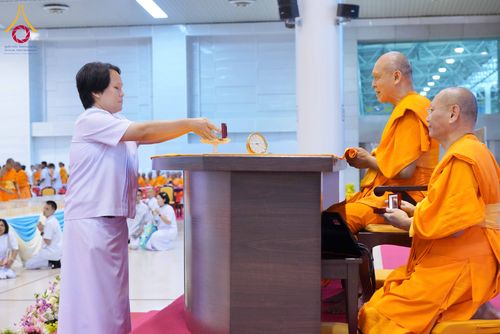 ภาพ No.338014:วันอาทิตย์ต้นเดือน 5 กรกฎาคม พ.ศ.2569 สัมมนาพิเศษ พิธีมอบพระของขวัญ ณ ห้องแก้วสารพัด1 วัดพระธรรมกาย