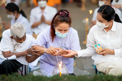 ภาพ No.73275:พิธีจุดประทีปถวายเป็นพุทธบูชา และบูชาธรรมมหาปูชนียาจารย์ ในโครงการธรรมยาตรากตัญญูบูชา มหาปูชนียาจารย์ พระมงคลเทพมุนี(สด จนฺทสโร) พระผู้ปราบมาร ปีที่ 11 ณ อนุสรณ์สถานลำดับที่ 4 สถานที่เกิดด้วยกายธรรม วัดโบสถ์ (บน) บางคูเวียง อ.บางกรวย จ.นนทบุรี วันที่ 21 