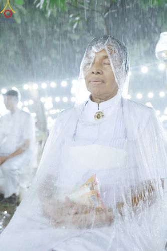 ภาพ No.89273:พิธีประดิษฐานรูปหล่อทองคำ  คุณยายอาจารย์มหารัตนอุบาสิกาจันทร์ ขนนกยูง ภายในมหาวิหารคุณยายอาจารย์ฯ เนื่องในวันครูผู้ค้นพบวิชชาธรรมกาย วันศุกร์ที่ 29 กันยายน พ.ศ. 2566 ณ วัดพระธรรมกาย จ.ปทุมธานี