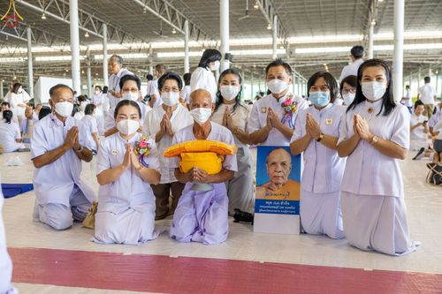 ภาพ No.63930:พิธีขอขมาและมอบผ้าไตรแด่นาคธรรมทายาท โครงการอุปสมบทบูชาธรรมมหาปูชนียาจารย์ วันอาทิตย์ที่ 20 พฤศจิกายน พ.ศ. 2565