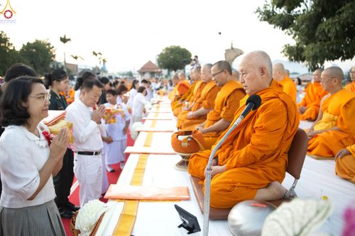 ภาพ No.284182:วันเสาร์ที่ 20 ธันวาคม พ.ศ.2568  พิธีตักบาตรพระ 10,000 รูป เนื่องในโอกาส 194 ปี จังหวัดกาญจนบุรี และอุทิศส่วนกุศลให้แด่บรรพชนทั้งหลาย บริเวณถนนสองแคว (Skywalk) เมืองกาญจนบุรี