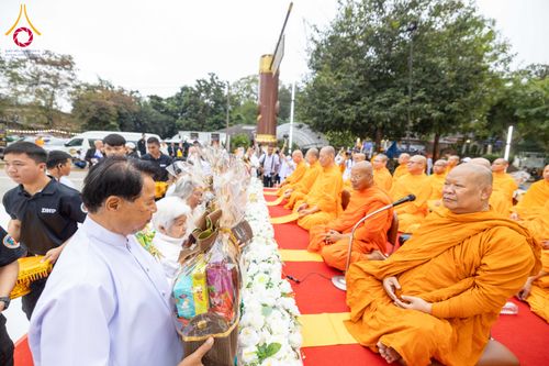 ภาพ No.285920:วันเสาร์ที่ 13 ธันวาคม พ.ศ.2568 พิธีตักบาตรพระภิกษุสามเณร 1,000 รูป ณ บริเวณหน้าอุทยานแห่งชาติเขาใหญ่ อำเภอปากช่อง จ.นครราชสีมา