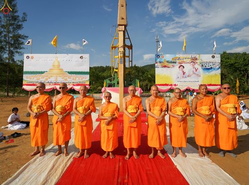 ภาพ No.331705:วันพุธที่ ๓ มิถุนายน พ.ศ.๒๕๖๙ พิธีทอดผ้าป่า ปฏิบัติธรรมกลั่นแผ่นดิน พิธีโปรยรัตนชาติ  และ พิธีตอกเสาเข็ม มงคลต้นแรก สถาปนา "องค์พระเจดีย์เพื่อสร้างสันติภาพโลก"  องค์แรก ครั้งแรกของลำปาง ประตูสู่ภาคเหนือ  ณ ศูนย์ปฏิบัติธรรมเถินเทิดธรรม อ.เถิน จ.ลำปาง