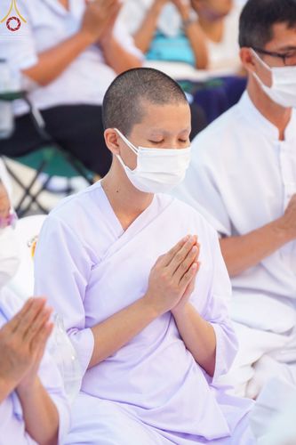 ภาพ No.71903:พิธีจุดประทีปถวายเป็นพุทธบูชา และบูชาธรรมมหาปูชนียาจารย์ ในโครงการธรรมยาตรากตัญญูบูชา มหาปูชนียาจารย์ พระมงคลเทพมุนี(สด จนฺทสโร) พระผู้ปราบมาร ปีที่ 11 ณ อนุสรณ์สถานลำดับที่ 3 สถานที่เกิดใหม่ในเพศสมณะ วัดสองพี่น้อง อ.สองพี่น้อง จ.สุพรรณบุรี วันที่ 17 มกร