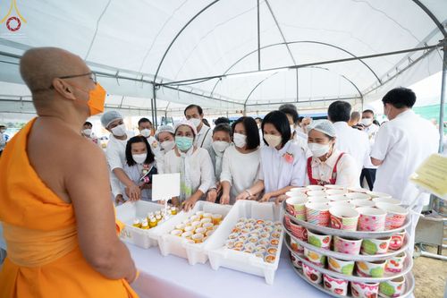 ภาพ No.69949:พิธีถวายภัตตาหารเป็นสังฆทาน แด่คณะพระธรรมยาตราฯ ในโครงการธรรมยาตราฯ ปีที่ 11 ณ อนุสรณ์สถานมหาวิหารพระมงคลเทพมุนี อ.สองพี่น้อง จ.สุพรรณบุรี วันที่ 9 มกราคม พ.ศ. 2566