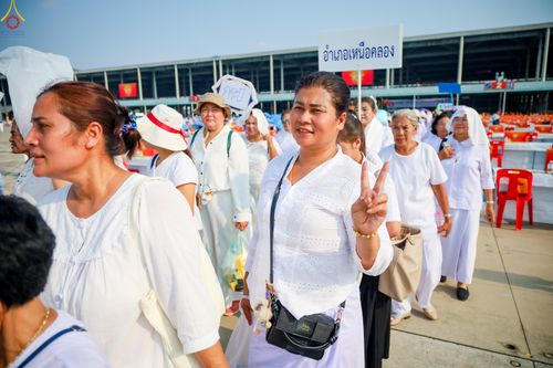 ภาพ No.324468:วันที่ 22 เมษายน พ.ศ.2569 (วันคุ้มครองโลก) งานถวายมหาสังฆทาน 40,000 กว่าวัดทั่วประเทศ บรรยากาศพระสังฆาธิการและสาธุชน  เดินทางเข้าลานธรรม วัดพระธรรมกาย