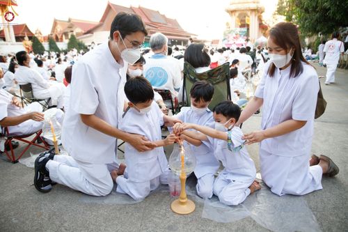 ภาพ No.73418:พิธีจุดประทีปถวายเป็นพุทธบูชา และบูชาธรรมมหาปูชนียาจารย์ ในโครงการธรรมยาตรากตัญญูบูชา มหาปูชนียาจารย์ พระมงคลเทพมุนี(สด จนฺทสโร) พระผู้ปราบมาร ปีที่ 11 ณ อนุสรณ์สถานลำดับที่ 4 สถานที่เกิดด้วยกายธรรม วัดโบสถ์ (บน) บางคูเวียง อ.บางกรวย จ.นนทบุรี วันที่ 21 