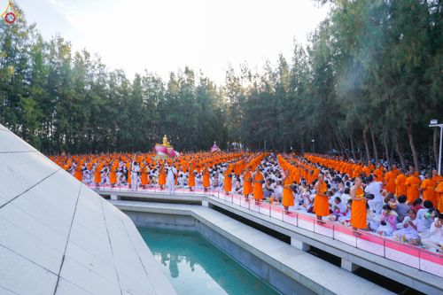 ภาพ No.289375:วันที่ 7 มกราคม พ.ศ. 2569 พิธีตักบาตรพระธรรมยาตรา ณ อนุสรณ์สถานลำดับที่ 1 สถานที่เกิดด้วยรูปกายเนื้อ อนุสรณ์สถานมหาวิหารพระมงคลเทพมุนี (โลตัสแลนด์) อ.สองพี่น้อง จ.สุพรรณบุรี ในโครงการธรรมยาตรา กตัญญูบูชา มหาปูชนียาจารย์ พระมงคลเทพมุนี(สด จนฺทสโร) พระผู้ป