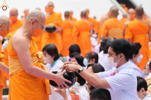 ภาพ No.69619:พิธีตักบาตรพระธรรมยาตราฯ ในโครงการธรรมยาตรากตัญญูบูชา มหาปูชนียาจารย์ พระมงคลเทพมุนี(สด จนฺทสโร) พระผู้ปราบมาร ปีที่ 11 ณ อนุสรณ์สถานลำดับที่ 1 สถานที่เกิดด้วยรูปกายเนื้อ อนุสรณ์สถานมหาวิหารพระมงคลเทพมุนี อ.สองพี่น้อง จ.สุพรรณบุรี