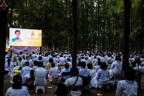 ภาพ No.69478:พิธีจุดประทีปถวายเป็นพุทธบูชา และบูชาธรรมมหาปูชนียาจารย์ ในโครงการธรรมยาตรากตัญญูบูชา มหาปูชนียาจารย์ พระมงคลเทพมุนี(สด จนฺทสโร) พระผู้ปราบมาร ปีที่ 11 ณ อนุสรณ์สถานมหาวิหารพระมงคลเทพมุนี อ.สองพี่น้อง จ.สุพรรณบุรี