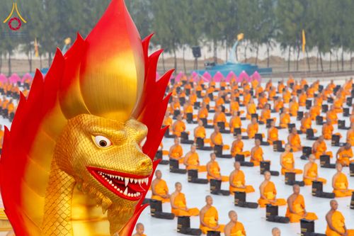 ภาพ No.299806:วันที่ 19 มกราคม พ.ศ.2569 พระธรรมยาตราปฏิบัติธรรมและถ่ายภาพหมู่ประวัติศาสตร์ ณ อนุสรณ์สถานลำดับที่ 5 สถานที่เผยแผ่วิชชาธรรมกายครั้งแรก  อนุสรณ์สถานบางปลาวัดบางปลา อ.บางเลน จ.นครปฐม ในโครงการธรรมยาตรา กตัญญูบูชา มหาปูชนียาจารย์ พระมงคลเทพมุนี(สด จนฺทสโร) 