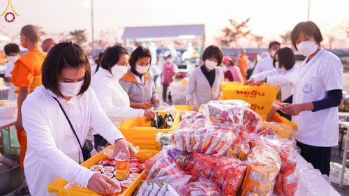 ภาพ No.73894:พิธีถวายภัตตาหารเป็นสังฆทาน แด่คณะพระธรรมยาตราฯ ในโครงการธรรมยาตรากตัญญูบูชา มหาปูชนียาจารย์ พระมงคลเทพมุนี(สด จนฺทสโร) พระผู้ปราบมาร อนุสรณ์สถาน 7 แห่ง ปีที่ 11 วันที่ 23 มกราคม พ.ศ. 2566