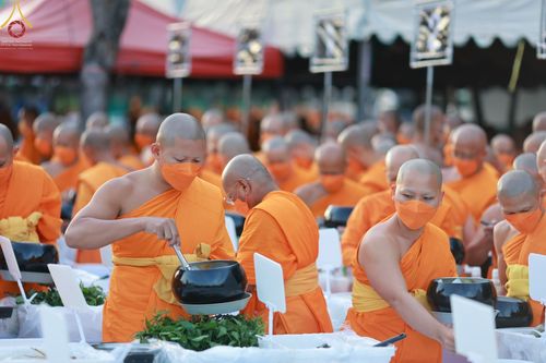 ภาพ No.69866:พิธีถวายภัตตาหารเป็นสังฆทาน แด่คณะพระธรรมยาตราฯ ในโครงการธรรมยาตราฯ ปีที่ 11 ณ อนุสรณ์สถานมหาวิหารพระมงคลเทพมุนี อ.สองพี่น้อง จ.สุพรรณบุรี วันที่ 7 มกราคม พ.ศ. 2566