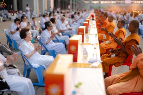 ภาพ No.324666:วันที่ 22 เมษายน พ.ศ.2569 (วันคุ้มครองโลก) บรรยากาศสาธุชน ในงานถวายมหาสังฆทาน 40,000 กว่าวัดทั่วประเทศ ณ ลานธรรม วัดพระธรรมกาย