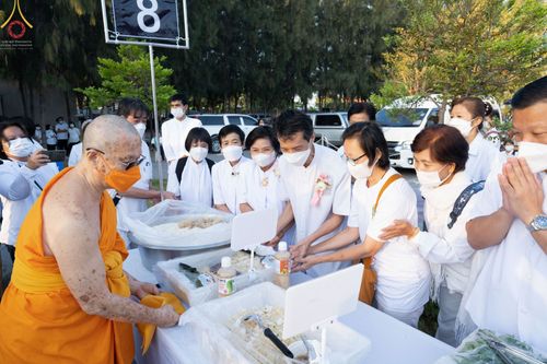 ภาพ No.71343:พิธีถวายภัตตาหารเป็นสังฆทาน แด่คณะพระธรรมยาตราฯ ในโครงการธรรมยาตรากตัญญูบูชา มหาปูชนียาจารย์ พระมงคลเทพมุนี(สด จนฺทสโร) พระผู้ปราบมาร อนุสรณ์สถาน 7 แห่ง ปีที่ 11 วันที่ 15 มกราคม พ.ศ. 2566