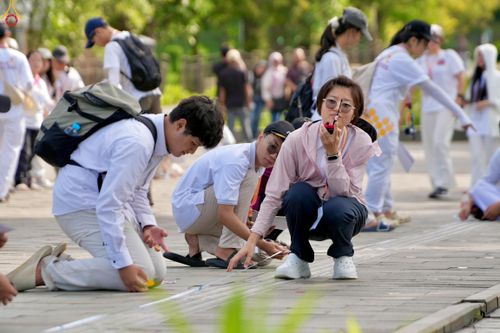 ภาพ No.330095:วันที่ 27-29 พฤษภาคม พ.ศ.2569 MBMI Tangerang (Majelis Agama Buddha Mahanikaya) ได้มีการเตรียมงานเพื่อจัดงานวิสาขบูชานานาชาติ  ชึ่งในงานจะมีการจุดประทีปโคมลาน โคมลอย กว่า 20,000 ดวง  เพื่อน้อมถวายเป็นพุทธบูชา และเพื่อเป็นการกระชับสัมพันธมิตรภาพ