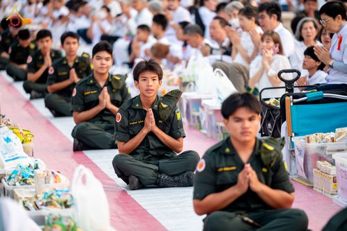 ภาพ No.318041:วันเสาร์ที่ 4 เมษายน พ.ศ. 2569 งานทำบุญเมืองใจกลางอยุธยา  ตักบาตรพระ 1,109 รูป ณ ถนนชีกุน หน้าวัดมหาธาตุ และวัดราชบูรณะ