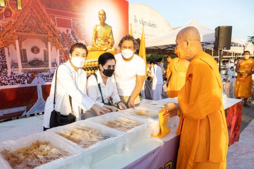 ภาพ No.72938:พิธีถวายภัตตาหารเป็นสังฆทาน แด่คณะพระธรรมยาตราฯ ในโครงการธรรมยาตรากตัญญูบูชา มหาปูชนียาจารย์ พระมงคลเทพมุนี(สด จนฺทสโร) พระผู้ปราบมาร อนุสรณ์สถาน 7 แห่ง ปีที่ 11 วันที่ 20 มกราคม พ.ศ. 2566