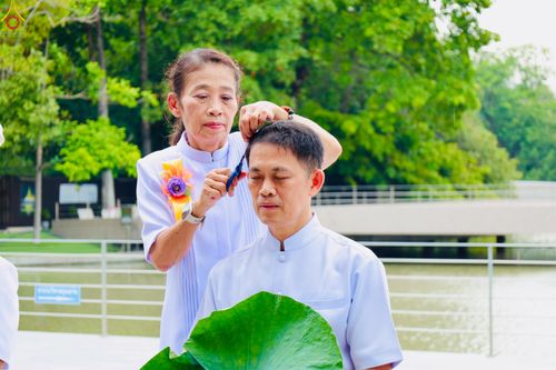 ภาพ No.330536:วันที่ 30 พฤษภาคม พ.ศ.2569 พิธีตัดปอยผมและปลงผม อุบาสกอุปสมบทอุทิศชีวิต 11 ท่าน (ภาพชุดที่ 2) ณ โบสถ์พระไตรปิฎก วัดพระธรรมกาย จังหวัดปทุมธานี
