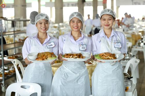 ภาพ No.323738:วันที่ 22 เมษายน พ.ศ.2569(วันคุ้มครองโลก) งานถวายมหาสังฆทาน 40,000 กว่าวัดทั่วประเทศ คณะสงฆ์ฉันภัตตาหารเพล