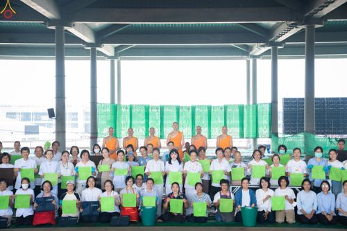 ภาพ No.322411:วันที่ 16 เมษายน พ.ศ.2569 การจัดเตรียมเบาะรองนอน เช็ดทำความสะอาด  เพื่องานถวายมหาสังฆทาน 40,000 กว่าวัดทั่วประเทศ วันคุ้มครองโลก 22 เมษายน พ.ศ.2569 วัดพระธรรมกาย