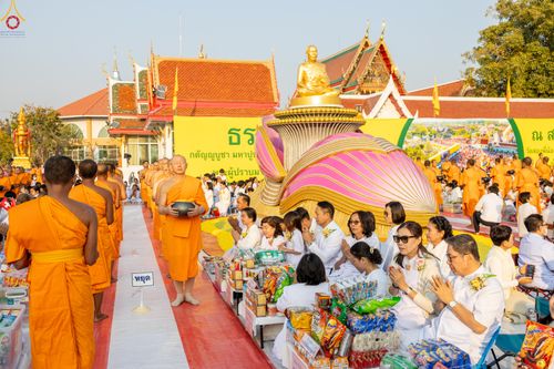 ภาพ No.294488:วันที่ 14 มกราคม พ.ศ. 2569 พิธีตักบาตรพระธรรมยาตรา ณ วัดสองพี่น้อง ต.ต้นตาล อ.สองพี่น้อง จ.สุพรรณบุรี ในโครงการธรรมยาตรา กตัญญูบูชา มหาปูชนียาจารย์ พระมงคลเทพมุนี(สด จนฺทสโร) พระผู้ปราบมาร อนุสรณ์สถาน 7 แห่ง ปีที่ 14