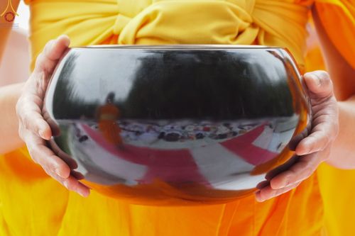 ภาพ No.69710:พิธีตักบาตรพระธรรมยาตราฯ ในโครงการธรรมยาตรากตัญญูบูชา มหาปูชนียาจารย์ พระมงคลเทพมุนี(สด จนฺทสโร) พระผู้ปราบมาร ปีที่ 11 ณ อนุสรณ์สถานลำดับที่ 1 สถานที่เกิดด้วยรูปกายเนื้อ อนุสรณ์สถานมหาวิหารพระมงคลเทพมุนี อ.สองพี่น้อง จ.สุพรรณบุรี