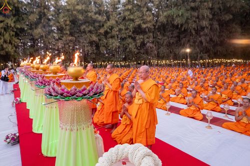 ภาพ No.290133:วันที่ 6 มกราคม พ.ศ. 2569 พิธีจุดประทีปถวายเป็นพุทธบูชา และบูชาธรรมมหาปูชนียาจารย์ (ภาพชุดที่ 2) ณ อนุสรณ์สถานมหาวิหารพระมงคลเทพมุนี (โลตัสแลนด์) อ.สองพี่น้อง จ.สุพรรณบุรี ในโครงการธรรมยาตรา กตัญญูบูชา มหาปูชนียาจารย์ พระมงคลเทพมุนี(สด จนฺทสโร) พระผู้ปรา