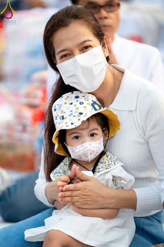 ภาพ No.101881:ตักบาตรพระ 10,000 รูป เติมบุญให้แผ่นดิน เนื่องในโอกาส 192 ปี จังหวัดกาญจนบุรี หนึ่งในโครงการตักบาตรพระ 2,000,000 รูป  77 จังหวัดทุกวัดทั่วไทย วันจันทร์ที่ 11 ธันวาคม พ.ศ. 2566 บริเวณถนนสองแคว (SKY WALK) เมืองกาญจนบุรี