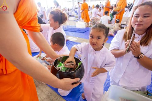 ภาพ No.222037:วันที่ 4 พฤษภาคม พ.ศ. 2568 พิธีตักบาตร เนื่องในวันอาทิตย์ต้นเดือน ณ บ้านแก้วเรือนทองคุณยายฯ วัดพระธรรมกาย